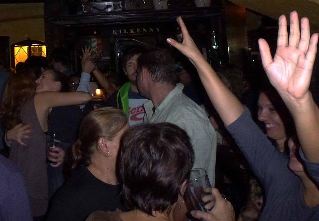 Kilians Speedwatcher Party 43.jpg - Von der Handhaltung her könnte es eine Geigerin sein... links